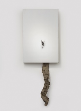 曹雨 《Mother》 亚麻布、木框,(120+31)×80×15cm 2016 曹雨 《Mother》 亚麻布、木框,(120+31)×80×15cm 2016