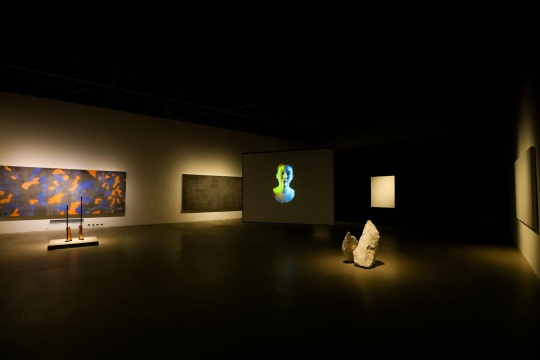 展厅中央为曹雨视频作品《我有》
展厅中央为曹雨视频作品《我有》