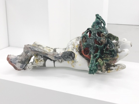 琳达·索门《一只鸟》20 x 40 x 21cm 陶瓷和陶瓷碎片 2017
