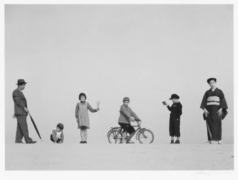 植田正治,《爸爸,妈妈和孩子们》(パパとママとコドモたち),1949年
植田正治,《爸爸,妈妈和孩子们》(パパとママとコドモたち),1949年