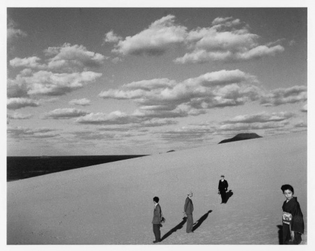 植田正治，《妻子在的沙丘风景》，1950年
