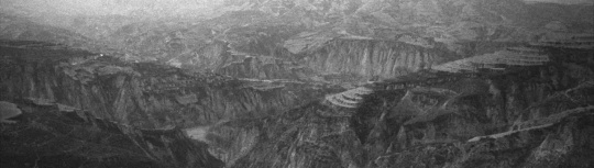 秋麦 《黄土三景 (横 #1)》, 2009,摄影墨本、三桠皮纸,58 x 204 cm
秋麦 《黄土三景 (横 #1)》, 2009,摄影墨本、三桠皮纸,58 x 204 cm