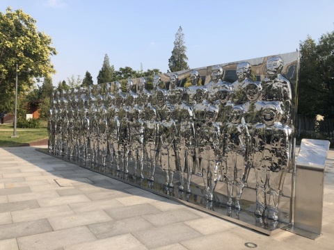 《合影》不锈钢 1000x300cm 2017
《合影》不锈钢 1000x300cm 2017