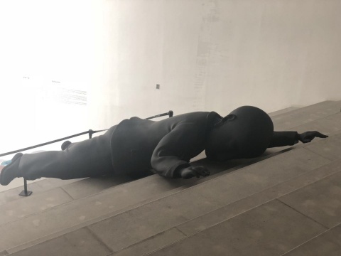 《疲惫不堪》玻璃钢烤漆 500x218x84cm 2018
《疲惫不堪》玻璃钢烤漆 500x218x84cm 2018