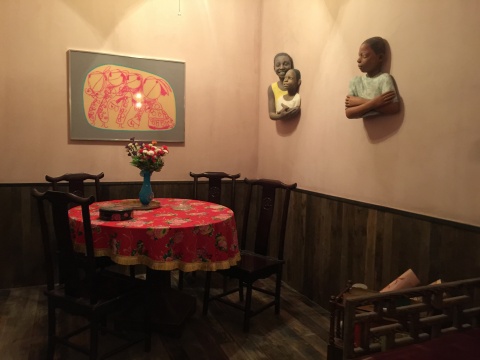 墙上是布莱恩·贝洛特的《罗达·凯洛格国际儿童艺术体系副本》，现场的家具来自上海一家餐馆
