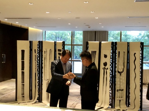 廖静文之子廖鸿华赠予马兴文三支廖静文生前珍爱的画笔
廖静文之子廖鸿华赠予马兴文三支廖静文生前珍爱的画笔