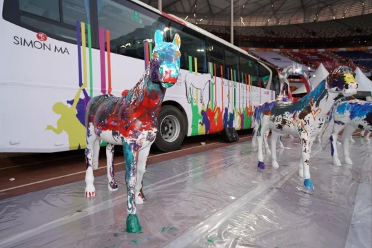Super Art Bus艺术爱心巴士2018年4月14日从上海船厂启程、7月10日经过北京故宫、10月3日去到日本北海道，10月12日抵达北京鸟巢，将艺术、色彩、爱的正能量带到社会各个角落。
