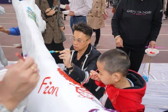 马兴文与自闭症儿童互动
马兴文与自闭症儿童互动