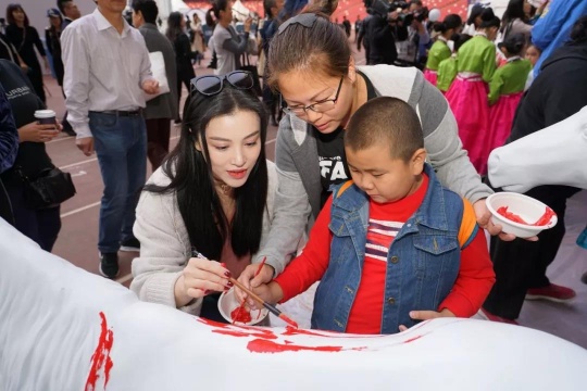 演员葛天与自闭症儿童互动 演员葛天与自闭症儿童互动