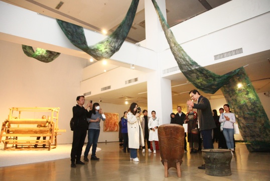 策展人曾辉在展览现场导览
策展人曾辉在展览现场导览