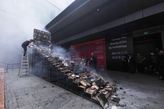 燃爆后的阶梯书架装置
燃爆后的阶梯书架装置