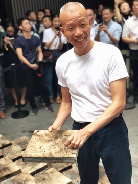 燃爆后蔡国强向观众展示作品
燃爆后蔡国强向观众展示作品
