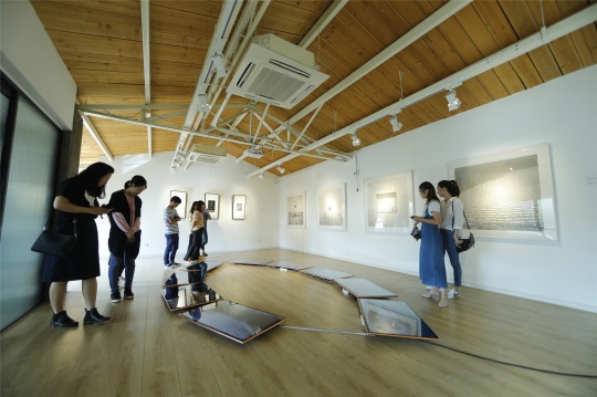 在南京钟山脚下，一场诗歌、当代艺术、影像的跨领域展览