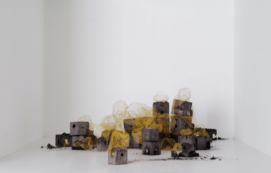 《凹凸》530x344cm(占地尺寸) 金色钢丝、黑灰水泥 2018
《凹凸》530x344cm(占地尺寸) 金色钢丝、黑灰水泥 2018