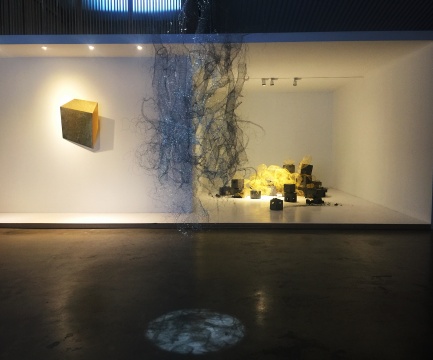 作品与家具之间保持着相对独立
作品与家具之间保持着相对独立