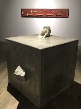《活着—1》40×240cm 木板大漆、陶瓷 2018
《一立方》100×120×120cm 明代拴马桩、水泥 2018
《活着—1》40×240cm 木板大漆、陶瓷 2018
《一立方》100×120×120cm 明代拴马桩、水泥 2018