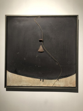 《消逝的岁月》124×124cm 楼兰古城陶瓷片、木板大漆、金属丝 2018
《消逝的岁月》124×124cm 楼兰古城陶瓷片、木板大漆、金属丝 2018