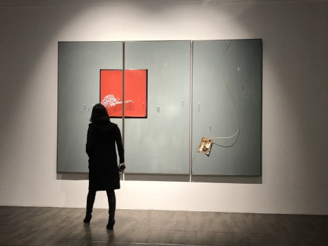 《红之内外》240×120cm×3pcs 木板大漆、印刷图片、金属丝 2018
《红之内外》240×120cm×3pcs 木板大漆、印刷图片、金属丝 2018