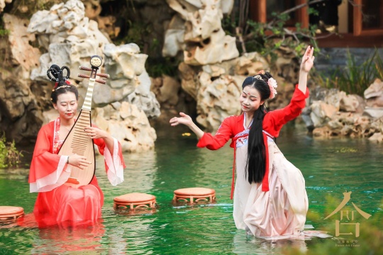 派对现场模仿韩熙载夜宴图的六幺独舞
派对现场模仿韩熙载夜宴图的六幺独舞