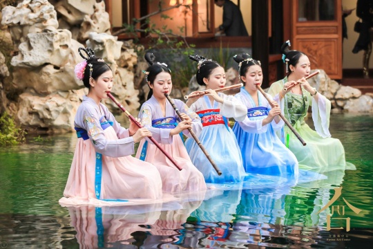 派对现场模仿韩熙载夜宴图的管乐合奏
派对现场模仿韩熙载夜宴图的管乐合奏
