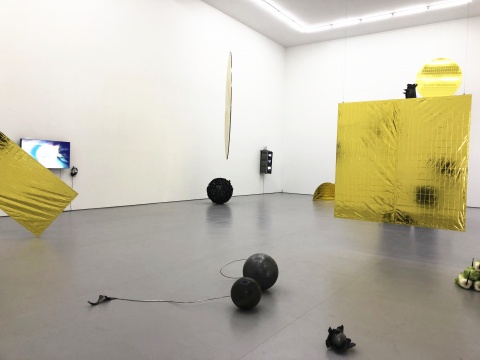 左侧展厅《至上主义&急救毯》尺寸可变 钢管、急救毯 2018
左侧展厅《至上主义&急救毯》尺寸可变 钢管、急救毯 2018