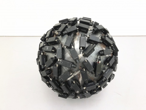 《风滚草》⌀90cm 监视器,铁球,监控摄像头,电动伸缩杆等 2018
《风滚草》⌀90cm 监视器,铁球,监控摄像头,电动伸缩杆等 2018