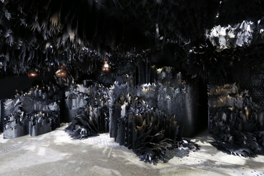 展览现场,黑色的《哭·乐·园》
展览现场,黑色的《哭·乐·园》