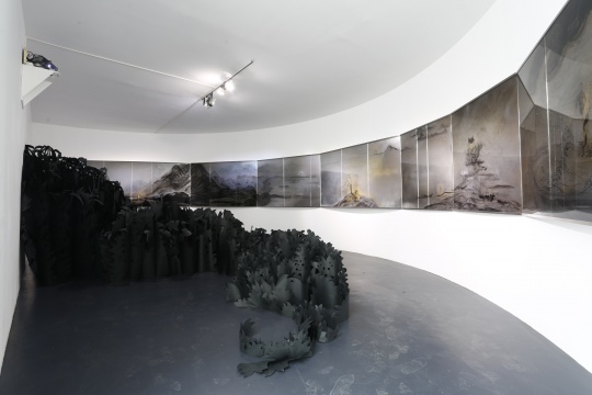 《惊园八境》 墨、漆、亚克力板、纸、投影仪、动画 2017
《惊园八境》 墨、漆、亚克力板、纸、投影仪、动画 2017