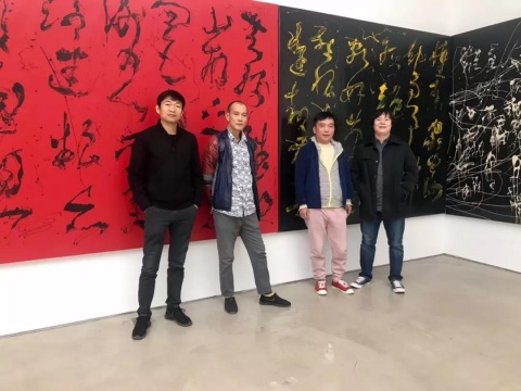 策展人戴卓群（左）与阳江组合（郑国谷，孙庆麟，陈再炎）在作品前
