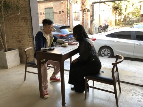 你先去看书法还是量血压?
你先去看书法还是量血压?