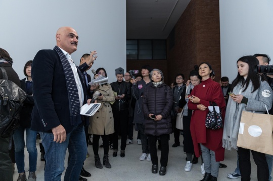 策展人塔雷克·阿布埃尔菲杜导览中
策展人塔雷克·阿布埃尔菲杜导览中
