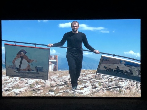 陶斯·马哈切娃《走钢丝》2015 视频截图 
