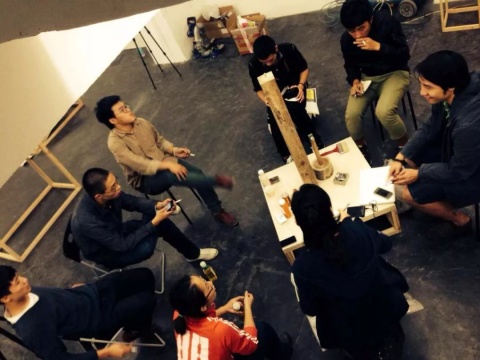 姚梦溪在“新关系”展览前的讨论
姚梦溪在“新关系”展览前的讨论