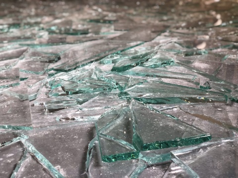 满地的玻璃碎片来自工厂的废旧玻璃
