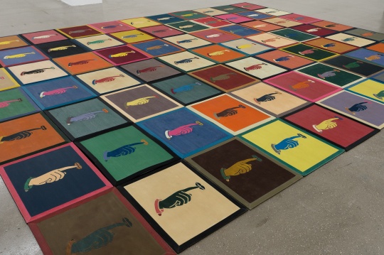 弗朗西斯·埃利斯《无声》，2003 - 2010年，每个橡胶垫上则有一个食指压在嘴唇上，作出“安静”的手势
