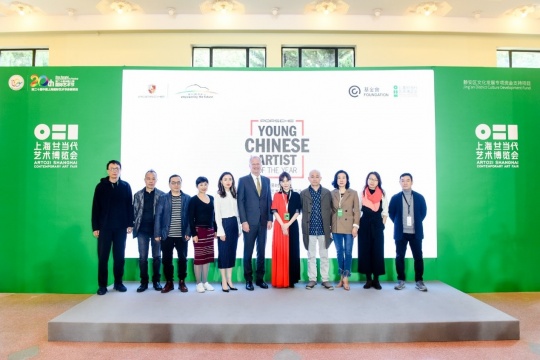 保时捷中国总裁及首席执行官严博禹博士(Dr. -Ing Jens Puttfarcken),保时捷中国公关传媒副总裁唐凤靓女士, ART021上海廿一当代艺术博览会联合创始人应青蓝女士,ART021上海廿一当代艺术博览会艺术总监周颖女士,与保时捷“中国青年艺术家双年评选”提名委员会及院校代表合影
保时捷中国总裁及首席执行官严博禹博士(Dr. -Ing Jens Puttfarcken),保时捷中国公关传媒副总裁唐凤靓女士, ART021上海廿一当代艺术博览会联合创始人应青蓝女士,ART021上海廿一当代艺术博览会艺术总监周颖女士,与保时捷“中国青年艺术家双年评选”提名委员会及院校代表合影