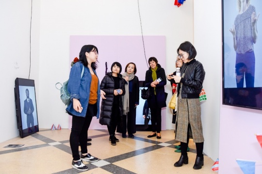 艺术家姚清妹为来宾讲解作品
艺术家姚清妹为来宾讲解作品