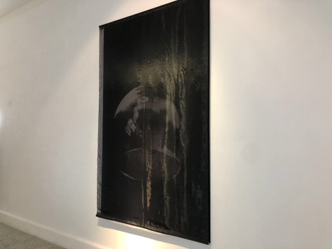 《玻璃》 222×150cm 绢上印刷 5版 《玻璃》 222×150cm 绢上印刷 5版