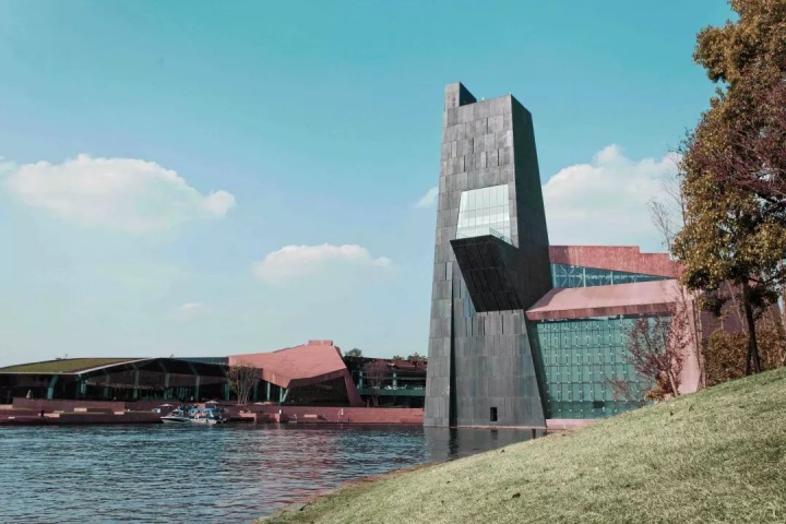 位于成都天府新区的麓湖生态城艺展中心的麓湖·A4美术馆
