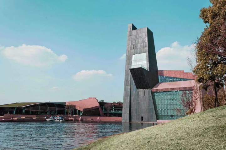 位于成都天府新区的麓湖生态城艺展中心的麓湖·A4美术馆
位于成都天府新区的麓湖生态城艺展中心的麓湖·A4美术馆