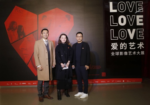 今日美术馆馆长高鹏、策展人邹鑫仪和云图印画创始人徐宁
今日美术馆馆长高鹏、策展人邹鑫仪和云图印画创始人徐宁