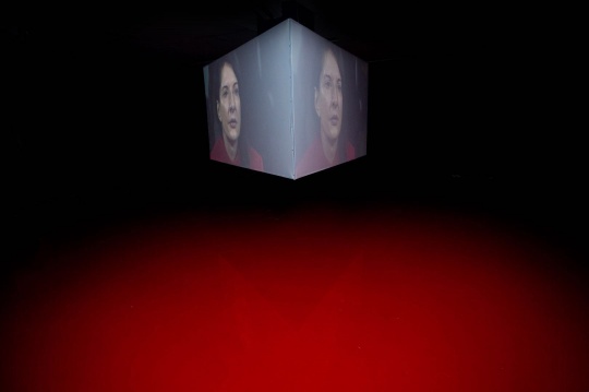 玛丽娜•阿布拉莫维奇《艺术家在场》
玛丽娜•阿布拉莫维奇《艺术家在场》
