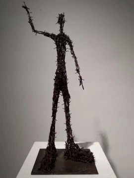 艾松《指向下方的人》40 x 26 x 90cm 铁刺、钢 2013 年独版
艾松《指向下方的人》40 x 26 x 90cm 铁刺、钢 2013 年独版