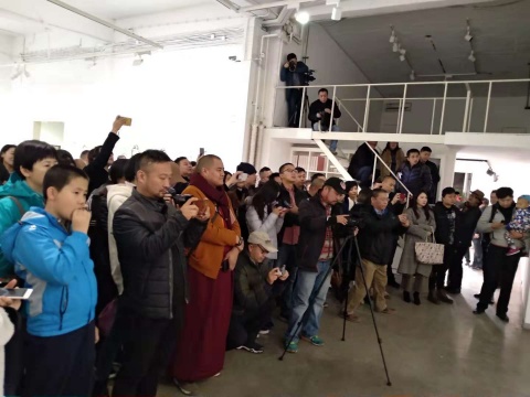 展览现场的观众
展览现场的观众