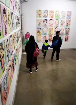 展览现场的观众
展览现场的观众