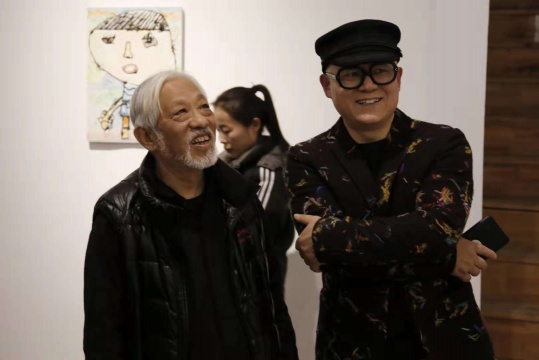批评家,策展人栗宪庭与艺术家艾松观看展览
批评家,策展人栗宪庭与艺术家艾松观看展览