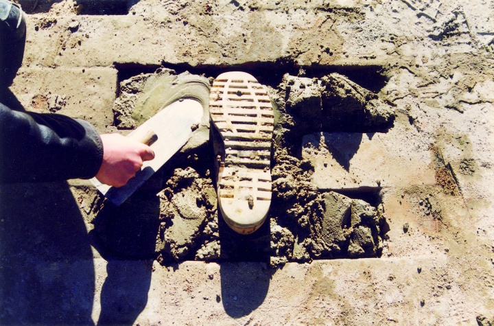 尹秀珍 《路》  砖路、 水泥、 收集的不同人穿过的鞋  装置 1998
