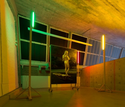 仇晓飞《奥特莱斯的维纳斯》480×470×358cm 布面油画、灯光、布 2013
仇晓飞《奥特莱斯的维纳斯》480×470×358cm 布面油画、灯光、布 2013