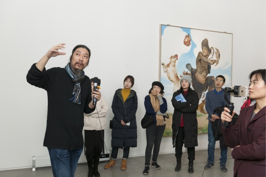策展人鲍栋在导览
策展人鲍栋在导览