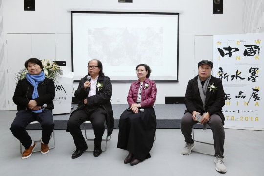 新闻发布会嘉宾接受记者采访
新闻发布会嘉宾接受记者采访